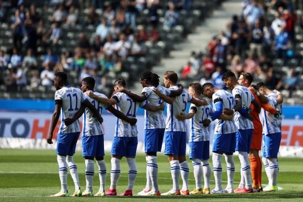 Players of Hertha stand during the minute of silence remembrance of Gerhard Mueller prior to the Bundesliga match between Hertha BSC and VfL...