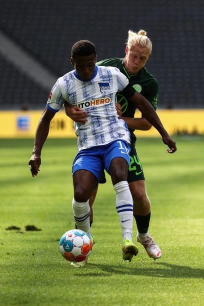Javairo Dilrosun of Hertha Berlin and Xaver Schlager of VfL Wolfsburg battle for possession during the Bundesliga match between Hertha BSC and VfL...