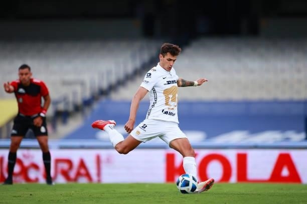 Juan Dinenno of Pumas UNAM scores the second goal of his team during the 6th round match between Pumas UNAM and Puebla as part of the Torneo Grita...