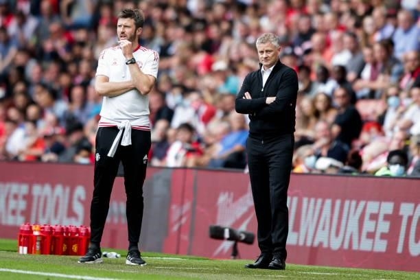 Michael Carrick and Head Coach Ole Gunnar Solskjaer of Manchester United during the Premier League match between Southampton and Manchester United at...