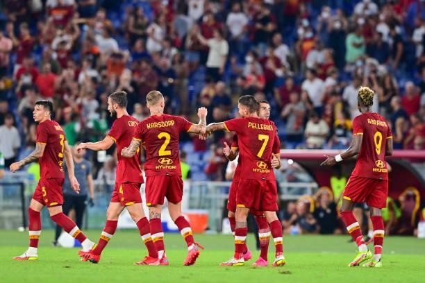 Roma players celebrate after goal scored by Henrikh Mkhitaryan during the Serie A match between AS Roma and ACF Fiorentina at Stadio Olimpico on...