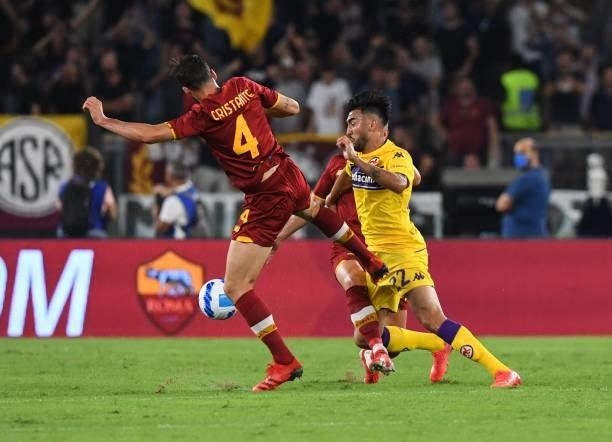 Bryan Cristante of AS Roma fights for the ball with Nicolas Gonzalez of ACF Fiorentina during the Serie A match between AS Roma v ACF Fiorentina at...