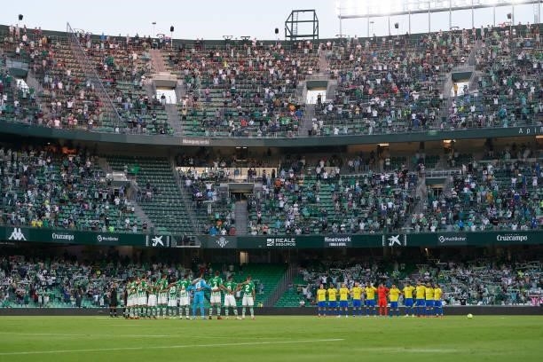 Players and officials keep a minute of silence prior to the La Liga Santander match between Real Betis and Cadiz CF at Estadio Benito Villamarin on...