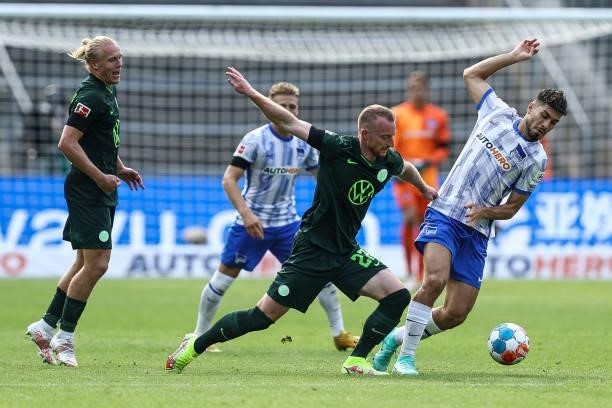 Suat Serdar of Hertha Berlin and Maximilian Arnold of VfL Wolfsburg battle for possession during the Bundesliga match between Hertha BSC and VfL...