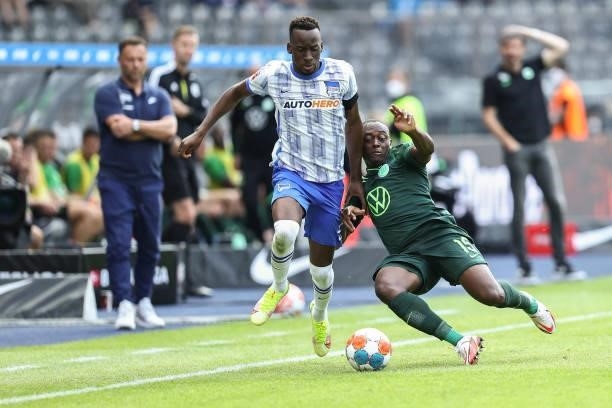 Dodi Lukebakio of Hertha Berlin is challenged by Jerome Roussillon of VfL Wolfsburg during the Bundesliga match between Hertha BSC and VfL Wolfsburg...