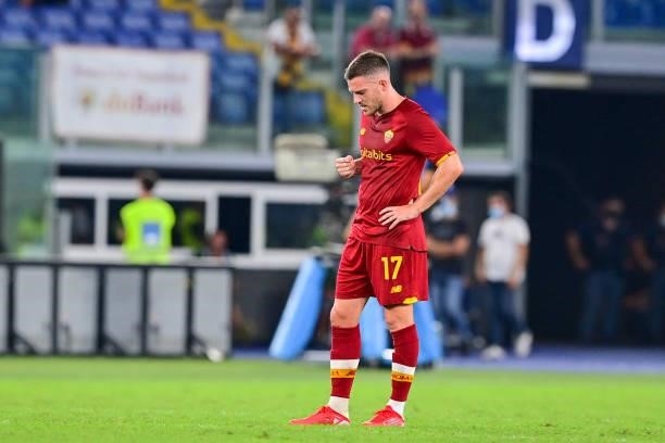 Jordan Veretout celebrates after scoring the second goal for his team during the Serie A match between AS Roma and ACF Fiorentina at Stadio Olimpico...