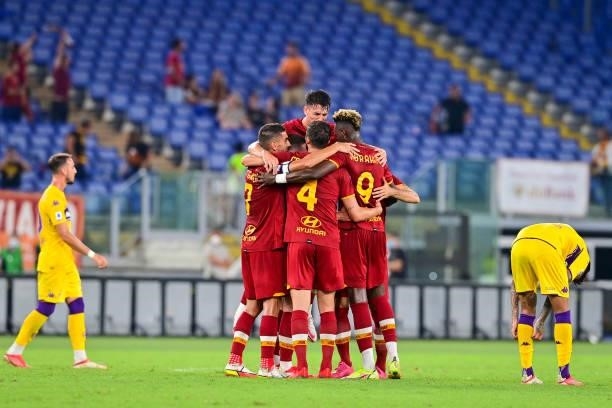 Jordan Veretout celebrates with teammates after scoring the second goal for his team during the Serie A match between AS Roma and ACF Fiorentina at...