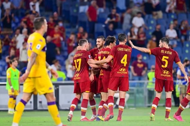 Jordan Veretout celebrates with teammates after scoring his second goal during the Serie A match between AS Roma and ACF Fiorentina at Stadio...