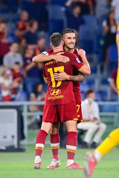 Jordan Veretout celebrates with Lorenzo Pellegrini after scoring his second goal during the Serie A match between AS Roma and ACF Fiorentina at...