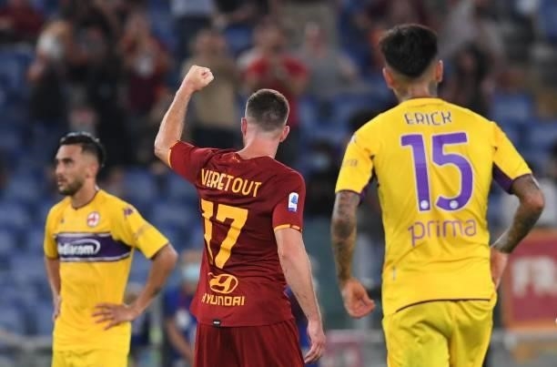Jordan Veretout of AS Roma celebrates after scoring a goal to make it 2-1 during the Serie A match between AS Roma v ACF Fiorentina at Stadio...