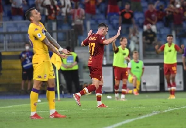 Jordan Veretout of AS Roma celebrates after scoring a goal to make it 3-1 during the Serie A match between AS Roma v ACF Fiorentina at Stadio...