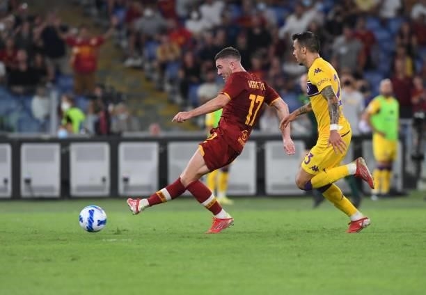 Jordan Veretout of AS Roma scoring a goal to make it 3-1 during the Serie A match between AS Roma v ACF Fiorentina at Stadio Olimpico on August 22,...