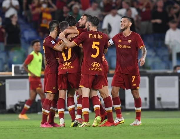 Jordan Veretout of AS Roma celebrates with teammattesafter scoring a goal to make it 3-1 during the Serie A match between AS Roma v ACF Fiorentina at...