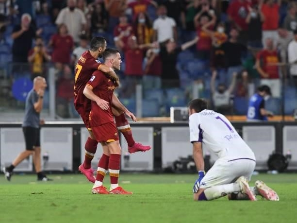 Jordan Veretout of AS Roma celebrates after scoring a goal to make it 3-1 during the Serie A match between AS Roma v ACF Fiorentina at Stadio...