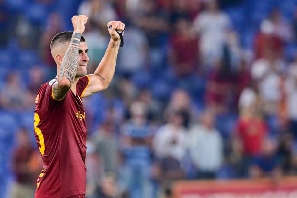 Gianluca Mancini celebrate the victory after the Serie A match between AS Roma and ACF Fiorentina at Stadio Olimpico on August 22, 2021 in Rome,...