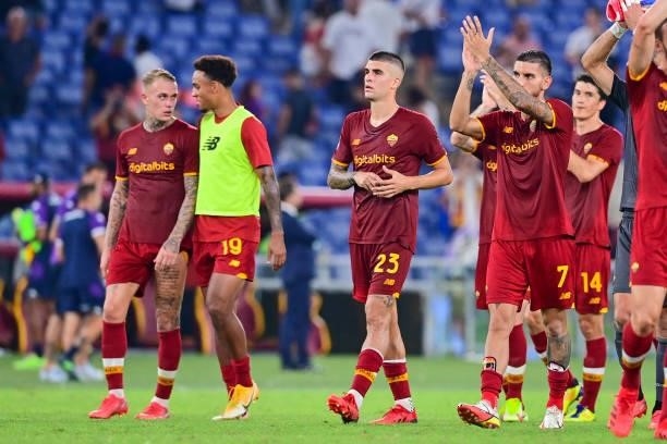 Roma players greet the fans after the Serie A match between AS Roma and ACF Fiorentina at Stadio Olimpico on August 22, 2021 in Rome, Italy.