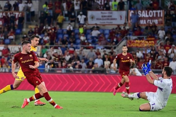 Roma player Jordan Veretout scores a goal during the Serie A match between AS Roma and ACF Fiorentina at Stadio Olimpico on August 22, 2021 in Rome,...