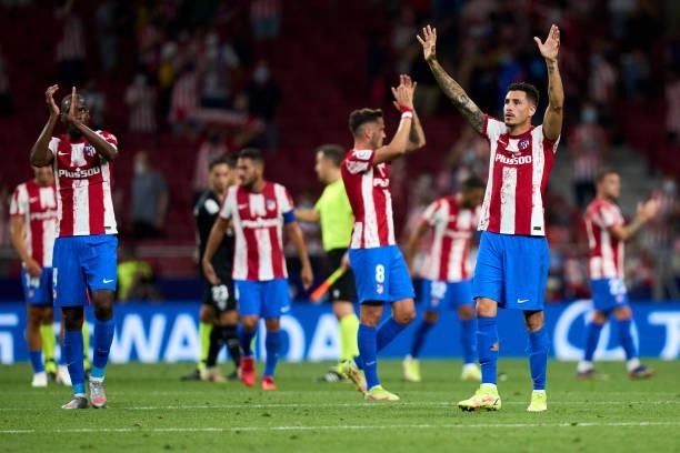 Players of Club Atletico de Madrid salute the fans after the La Liga Santander match between Club Atletico de Madrid and Elche CF at Estadio Wanda...