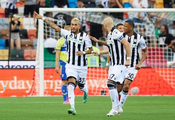 Roberto Pereyra of Udinese Calcio celebrates after scoring his team's first goal with his teammate during the Serie A match between Udinese Calcio v...