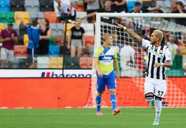 Roberto Pereyra of Udinese Calcio celebrates after scoring his team's first goal with his teammate during the Serie A match between Udinese Calcio v...