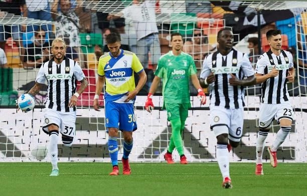 Roberto Pereyra of Udinese Calcio celebrates after scoring his team's first goal during the Serie A match between Udinese Calcio v Juventus at Dacia...