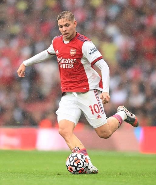 Emile Smith Rowe of Arsenal in action during the Premier League match between Arsenal and Chelsea at Emirates Stadium on August 22, 2021 in London,...