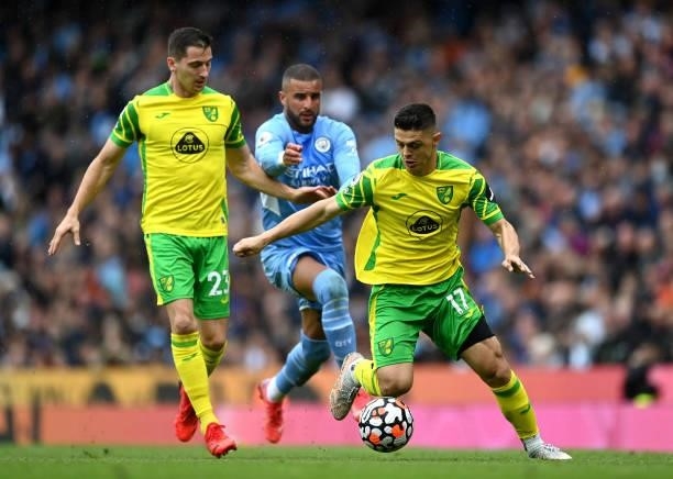 Milot Rashica of Norwich City breaks away from Kyle Walker of Manchester City during the Premier League match between Manchester City and Norwich...