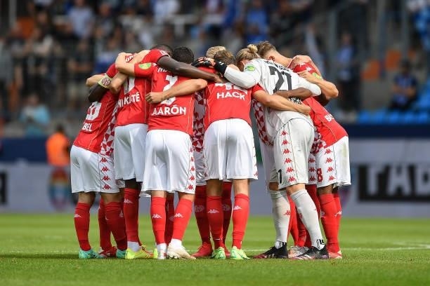 Players of mainz together in a huddle during the Bundesliga match between VfL Bochum and 1. FSV Mainz 05 at Vonovia Ruhrstadion on August 21, 2021 in...
