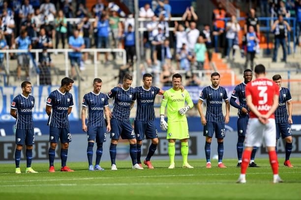Both teams stand for a minute of silence during the Bundesliga match between VfL Bochum and 1. FSV Mainz 05 at Vonovia Ruhrstadion on August 21, 2021...