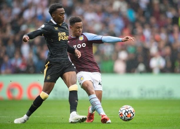 Jacob Ramsey of Aston Villa and Joe Willock of Newcastle United during the Premier League match between Aston Villa and Newcastle United at Villa...