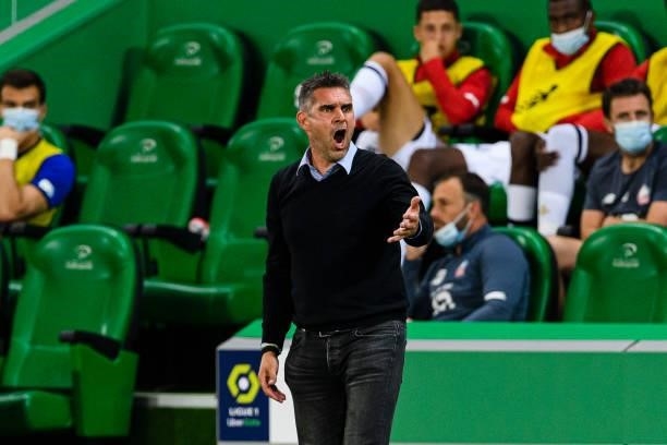 Lille Head Coach Jocellyn Gourvennec gestures during the Ligue 1 Uber Eats match between Saint Etienne and Lille at Stade Geoffroy-Guichard on August...