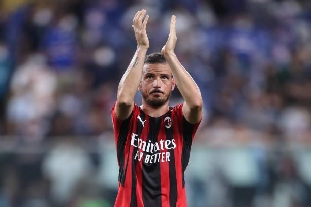 Alessandro Florenzi of AC Milan applauds the fans following the final whistle of the Serie A match between UC Sampdoria v AC Milan at Stadio Luigi...