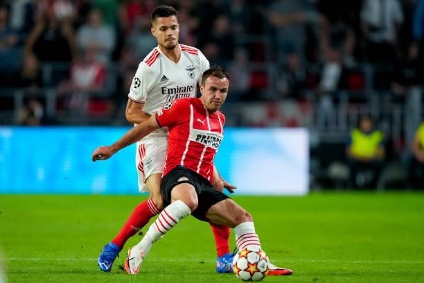Julian Weigl of Benfica and Mario Gotze of PSV during the UEFA Champions League Play-Offs Leg Two match between PSV and Benfica at Philips Stadion on...