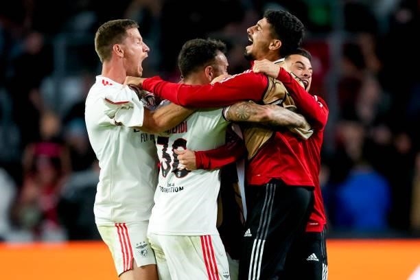 Jan Vertonghen of Benfica celebrates with his team mates during the UEFA Champions League Play-Offs Leg Two match between PSV and Benfica at Philips...