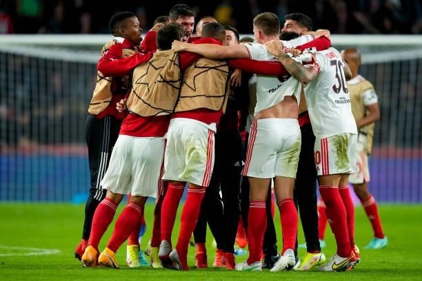 Jan Vertonghen of Benfica celebrates with his team mates during the UEFA Champions League Play-Offs Leg Two match between PSV and Benfica at Philips...