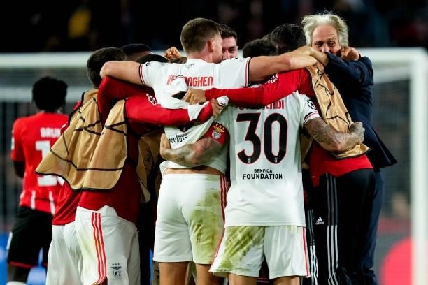 Jan Vertonghen of Benfica celebrates with Jorge Jesus of Benfica and his team mates during the UEFA Champions League Play-Offs Leg Two match between...