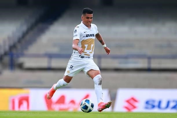 Leonel Lopez of Pumas UNAM passes the ball during the 6th round match between Pumas UNAM and Puebla as part of the Torneo Grita Mexico A21 Liga MX at...