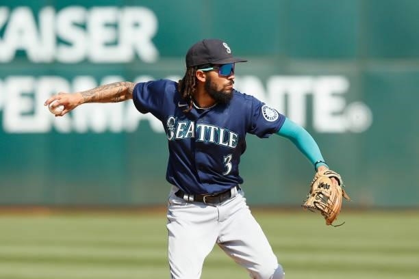 Crawford of the Seattle Mariners fields the ball at shortstop against the Oakland Athletics at RingCentral Coliseum on August 24, 2021 in Oakland,...