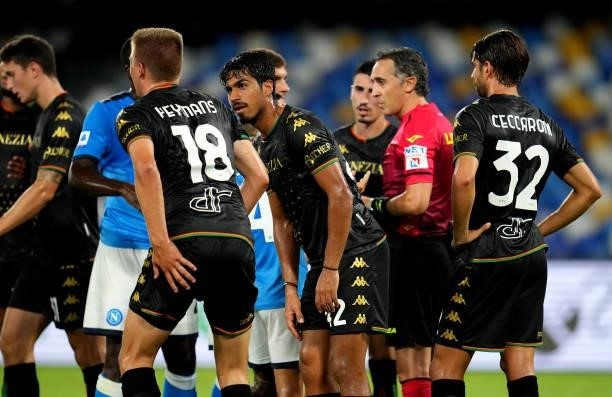 The Referee Gianluca Aureliano argues with the players ,during the Serie A match between SSC Napoli v Venezia FC at Stadio Diego Armando Maradona on...