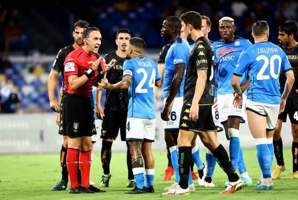 The Referee Gianluca Aureliano argues with Lorenzo Insigne of SSC Napoli ,during the Serie A match between SSC Napoli v Venezia FC at Stadio Diego...