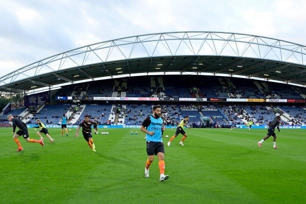 Andros Townsend of Everton and team mates warm up before the Carabao Cup Second Round match between Huddersfield Town and Everton at John Smiths...