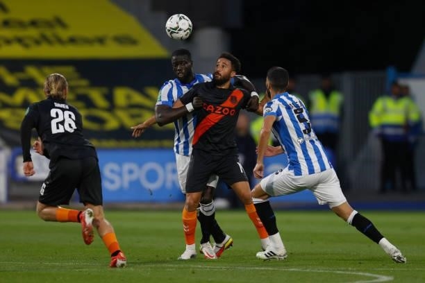 Andros Townsend of Everton controls the ball under pressure from Naby Sarr and Álex Vallejo of Huddersfield Town during the game between Huddersfield...