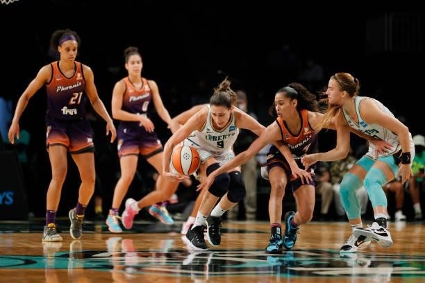 Skylar Diggins-Smith of the Phoenix Mercury battles Rebecca Allen and Sabrina Ionescu of the New York Liberty for the ball during the second half at...