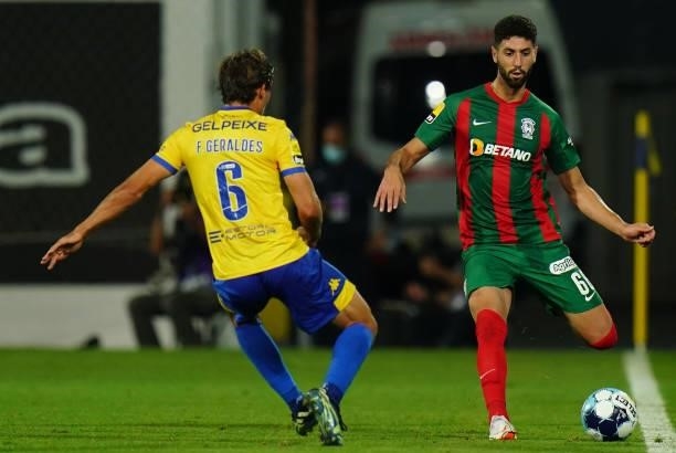 Leo Andrade of CS Maritimo with Francisco Geraldes of GD Estoril Praia in action during the Liga Bwin match between GD Estoril Praia and CS Maritimo...