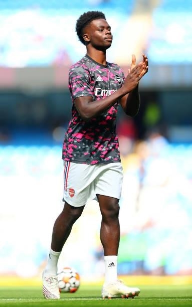 Bukayo Saka of Arsenal warms up ahead of the Premier League match between Manchester City and Arsenal at Etihad Stadium on August 28, 2021 in...