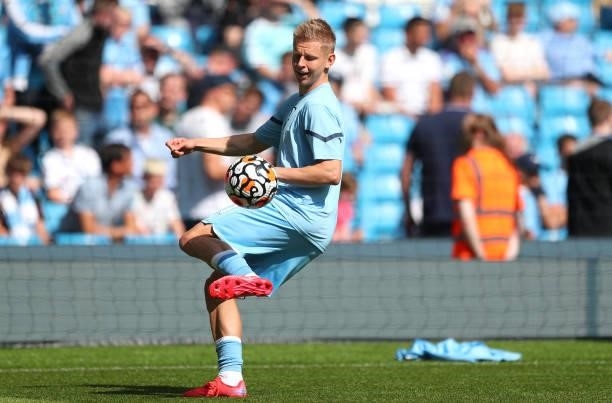 Oleksandr Zinchenko of Manchester City warms up prior to the Premier League match between Manchester City and Arsenal at Etihad Stadium on August 28,...