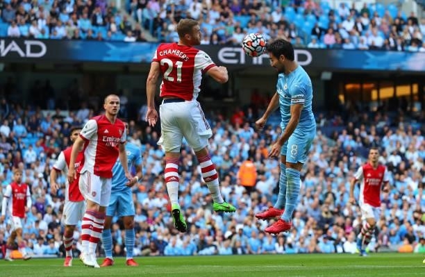 Ilkay Gundogan of Manchester City scores the opening goal during the Premier League match between Manchester City and Arsenal at Etihad Stadium on...