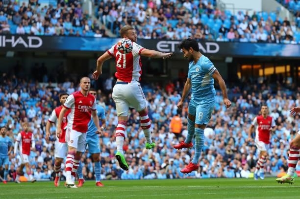 Ilkay Gundogan of Manchester City scores the opening goal during the Premier League match between Manchester City and Arsenal at Etihad Stadium on...