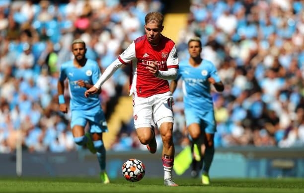 Emile Smith Rowe of Arsenal controls the ball during the Premier League match between Manchester City and Arsenal at Etihad Stadium on August 28,...