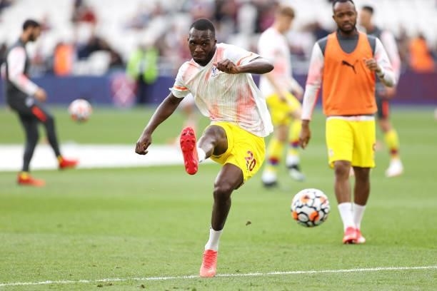 Christian Benteke of Crystal Palace warms up prior to the Premier League match between West Ham United and Crystal Palace at London Stadium on August...